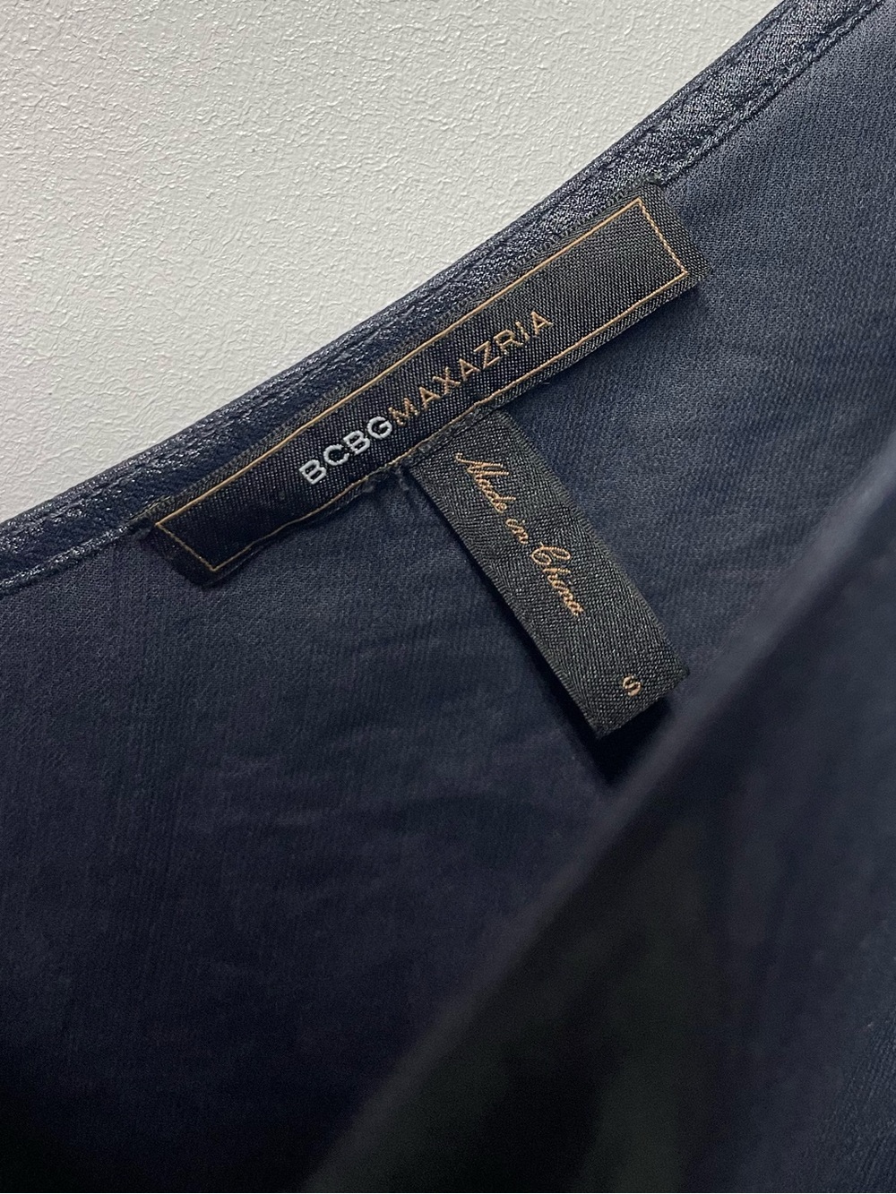 BCBGMAXAZRIA Navy Draped Cold Shoulder Blouse Size Small - Picture 10 of 10